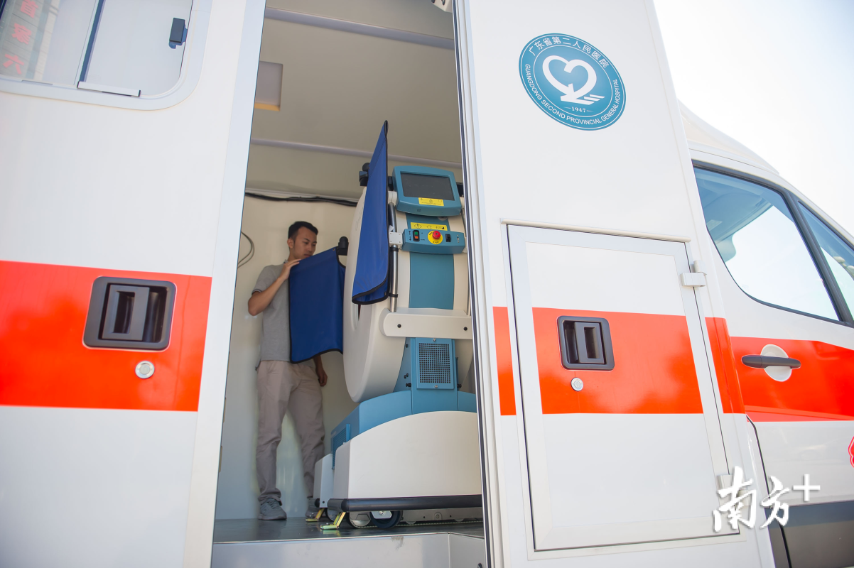 救護(hù)車上即可溶栓！華南首臺(tái)移動(dòng)CT救護(hù)車亮相